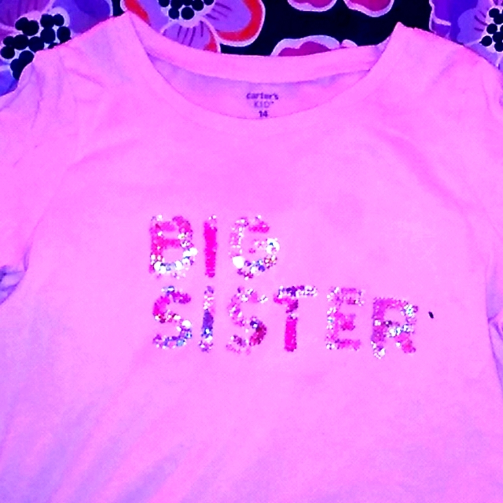 Short sleeve shirt that say big sister